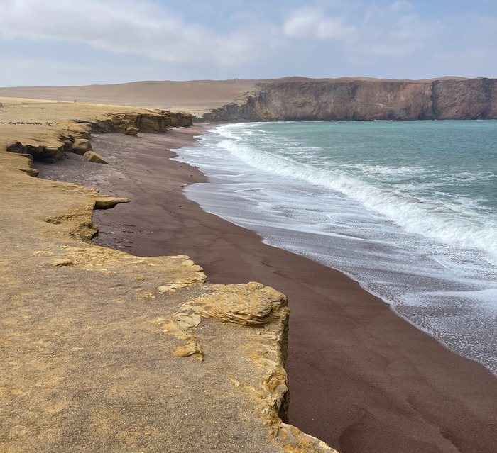 Тяжело представить, что в этих бесплодных пустынях, обдуваемых дикими тихоокеанскими ветрами, могли зародиться целые цивилизации! Здесь почти нет дождей, высокая вулканическая активность, частые землетрясения