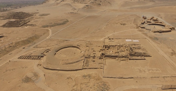 Вид на храм с амфитеатром - масштабы, конечно, исполинские. На больших аренах (перед главным зданием и этим), вероятно, проводились публичные ритуалы / "Así eran los altares del fuego de la ciudad sagrada de Caral (Perú)", National Geographic