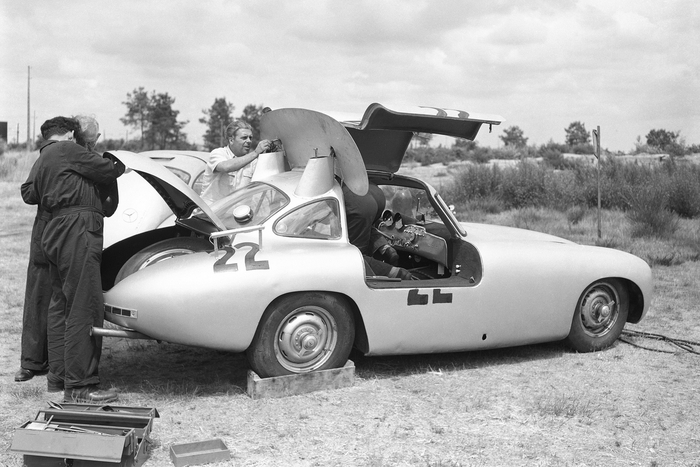       Mercedes-Benz     .     -      SL 300       . ,      