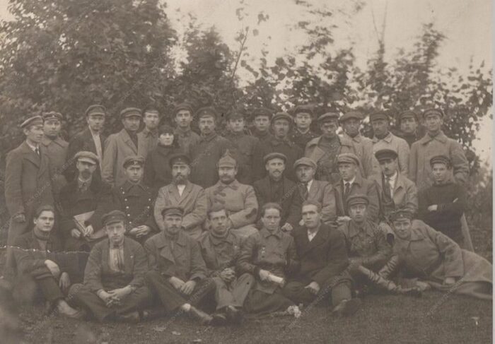 Наша героиня в центре