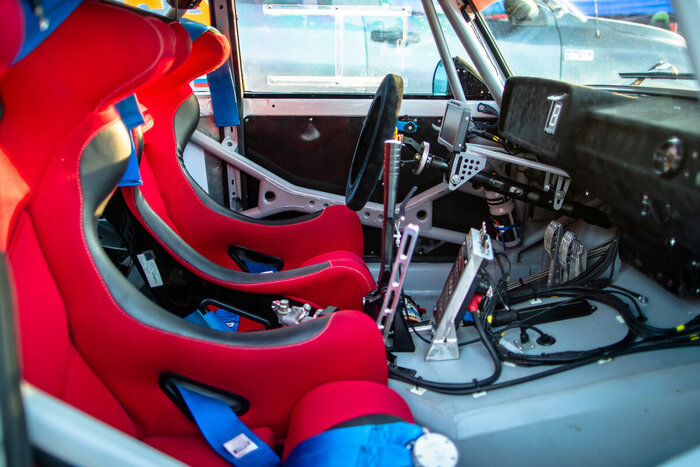 Кресла экипажа сдвинуты назад примерно на 20 сантиметров по сравнению с предыдущей машиной: так и развесовка лучше, и безопаснее.