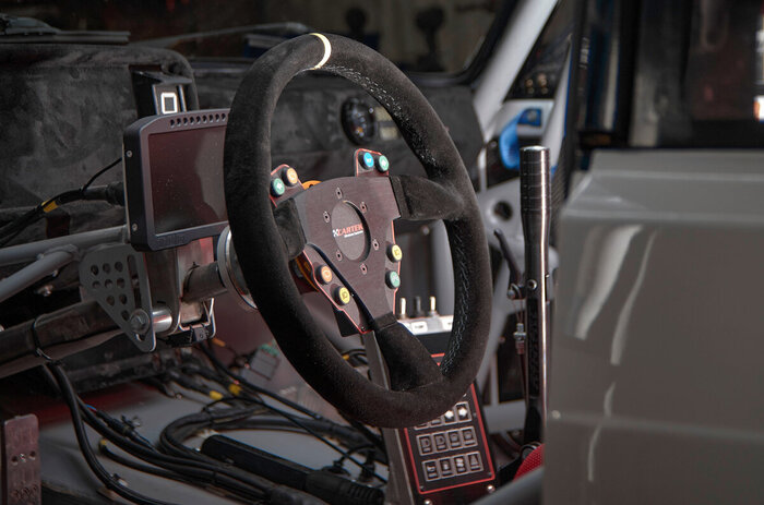 Подрулевые переключатели отсутствуют — как на современных гоночных машинах, управление светом и «дворниками» выведено на кнопки на руле.