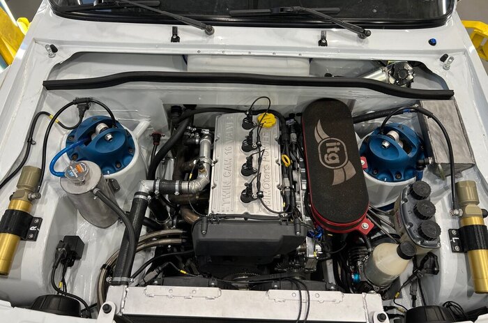 Здесь видно массивные опоры передних амортизаторов, выточенные из алюминия. Если присмотреться, то заметно: опорные стаканы подвески соединены с каркасом безопасности.