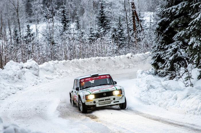 На ровных снежно-ледовых дорогах Карелии.