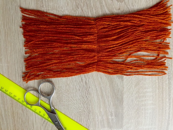 Аккуратно, стараясь не распушить пряжу, удалила скотч. Получились две такие полоски.