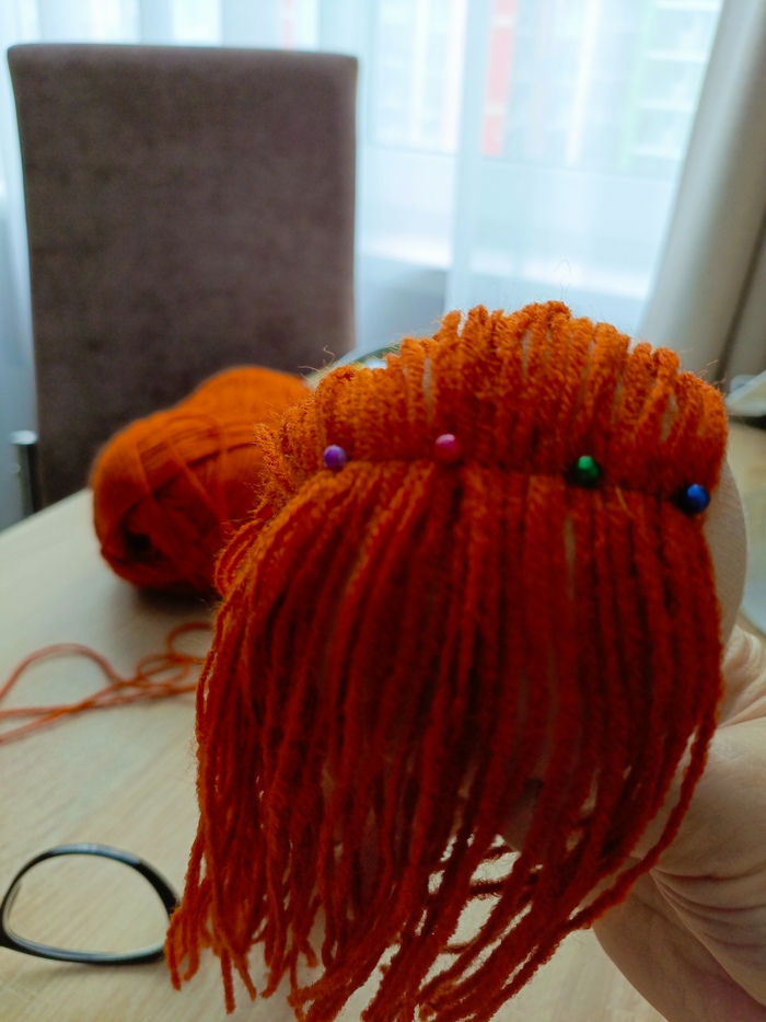 Прикинула к голове куклы и прошила вручную по пробору. К сожалению, допустила ошибку: сначала надо было пришить чёлку, но ничего, сделала следующим шагом.