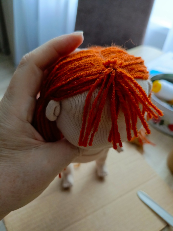 А это чёлка, которую надо было пришить первой. Кстати, немного помогала себе клеевым пистолетом. Разгладила на голове пряжу и приклеила первый слой. А дальше наложила второй слой волос и приклеила по пробору. Конечно, много пришлось равнять длину волос.