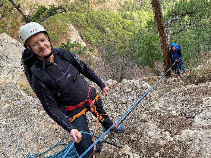 Нина пошла вниз крепить перила