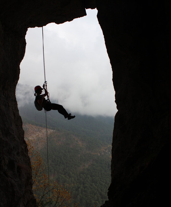 При фотографировании из темной пещеры фото получаются только контурные :)