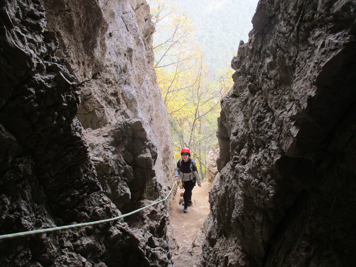 Для безопасного входа в пещеру по глинистому склону провешиваем еще перила