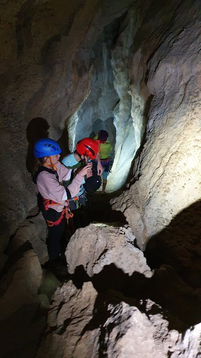 Проходы в пещере достаточно широкие