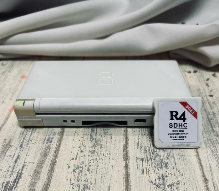  Nintendo DS Lite   R4.     (