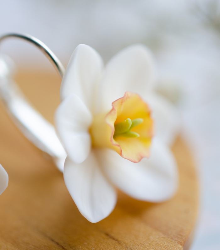 Серьги с белыми нарциссами