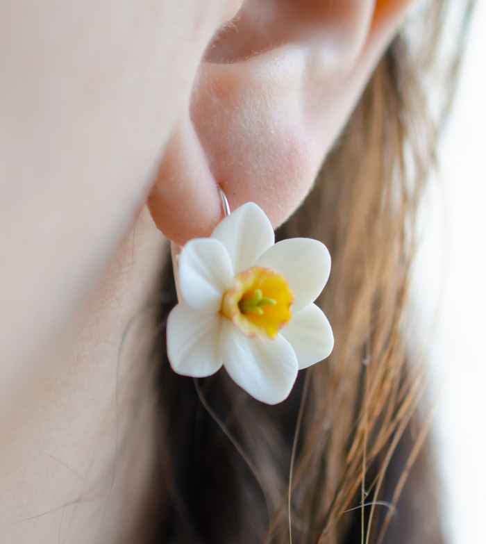 Серьги с белыми нарциссами