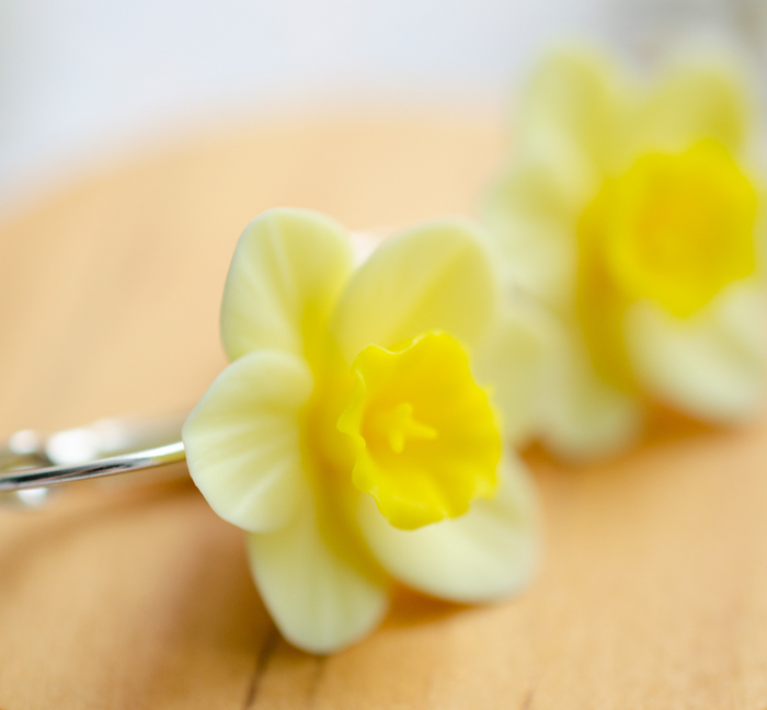 Серьги с желтыми нарциссами