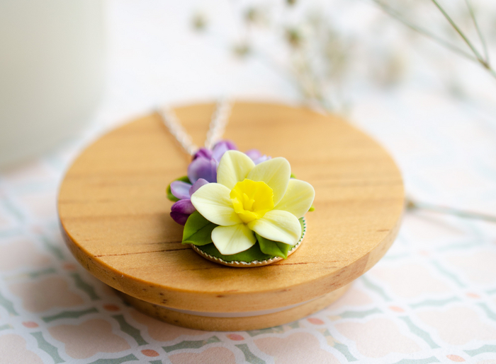 Кулон с нарциссом и сиренью