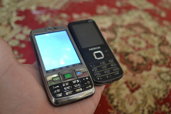 Всё как вы любите: HiTech-девайсы на фоне ковра, который старше автора лет на 30 :)