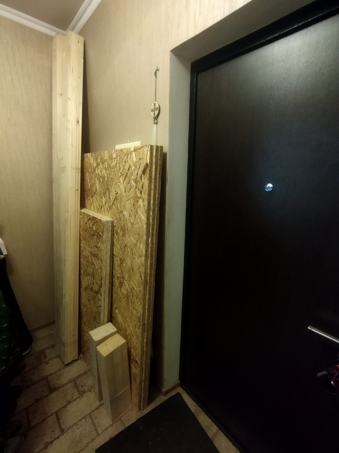 И по ширине всё отлично вписалось между дверью и стеной. Можно было даже так и оставить, красиво же.