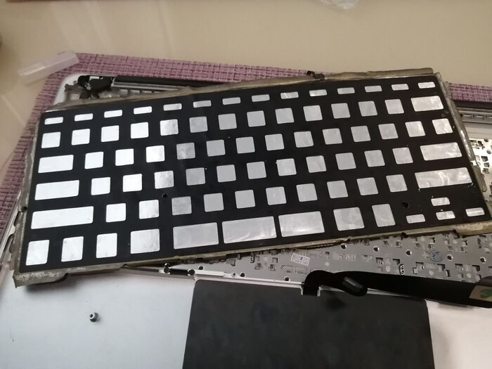 Светодиодов не видно, подсветка полностью плоская. Интересно, как она работает...