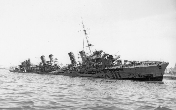 Повреждённый французский эсминец Milan на отмели