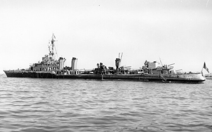 Поврежденный французский эсминец L'Albatros на отмели у Рош-Нуар