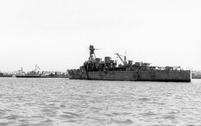 Повреждённый французский лёгкий крейсер Primauguet