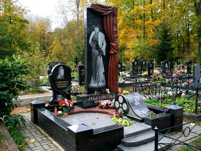 Могила Анны Самохиной на Смоленском кладбище Санкт-Петербурга