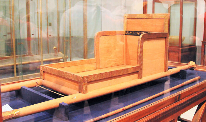 Паланкин царицы. На нём надпись: "Мать царя, которая наставляла его. Та, чьи наставления всегда исполнялись"