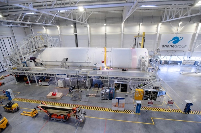 Основная ступень Ariane 6 Flight Model 1 в зале интеграции ArianeGroup в Ле-Мюро. (Предоставлено ArianeSpace)