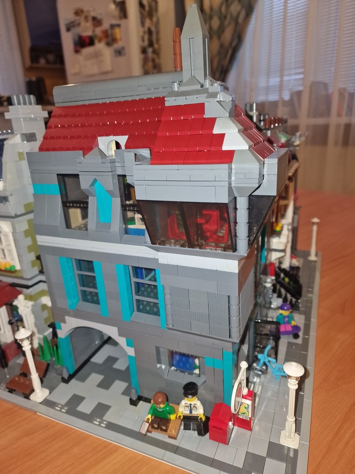 Дом имеет арку, через которую можно проехать во двор.