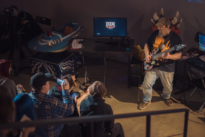 Наверное невозможно уже представить этот легендарный шутер без зубодробительный запилов на гитаре \m/