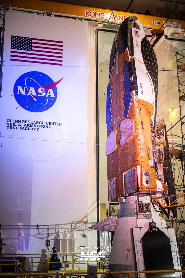 Вид нижней части Dream Chaser, включая участки, где отсутствуют плитки. (Фото: Брэди Кеннистон из NSF)