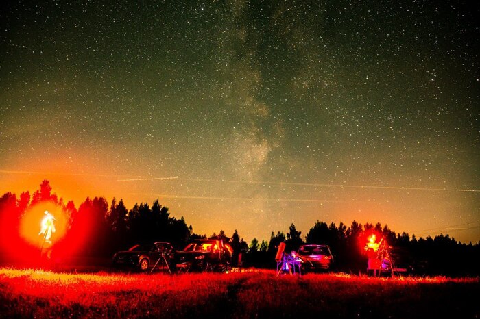 "Красные человечки" расставили аппаратуру в поле (Автор фото - Николай Мошкин)