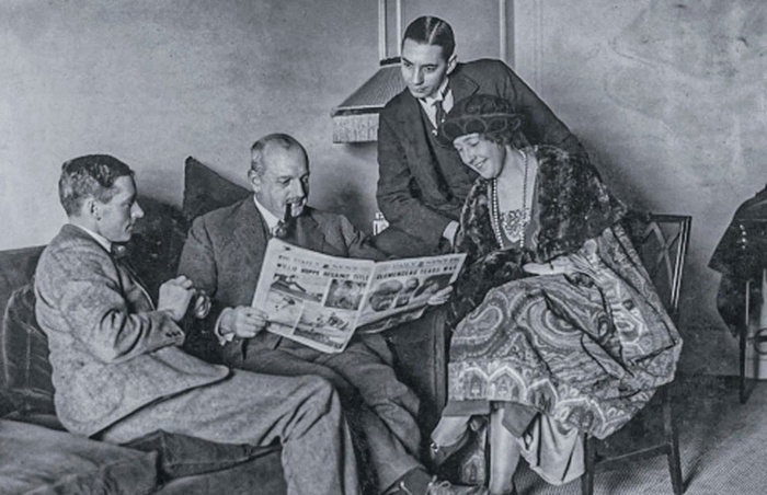 Слева направо: муж писательницы Арчи Кристи, его друг, секретарь и сама Агата во время путешествия. 1922 год