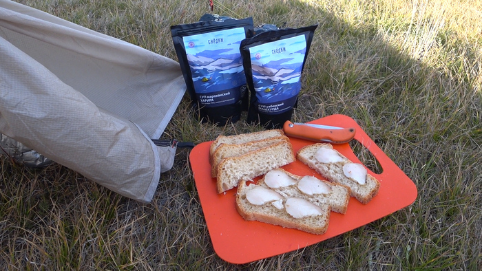 Ужин был с хлебом и салом, которым угостила Венера.