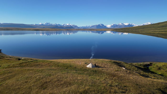 Ветер еще не поднялся, на озере гладь.