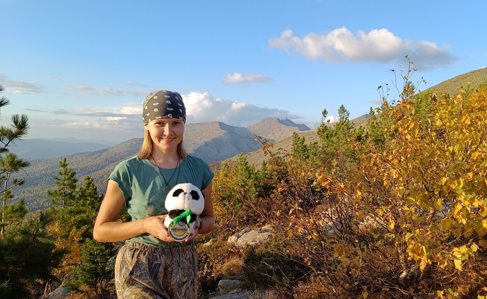 Доверила нести табличку именинника.