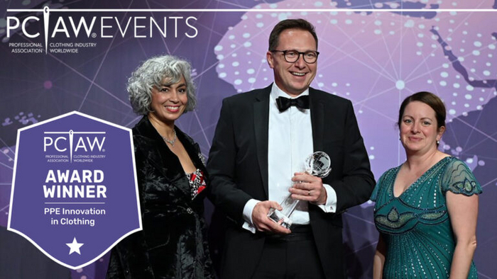 Вице-президент по продажам Optitex Ричард Джессап получает награду Всемирной ассоциации профессиональной швейной промышленности 2023 года в категории «Инновации в области средств индивидуальной защиты в одежде». Фото любезно предоставлено PCIAW
