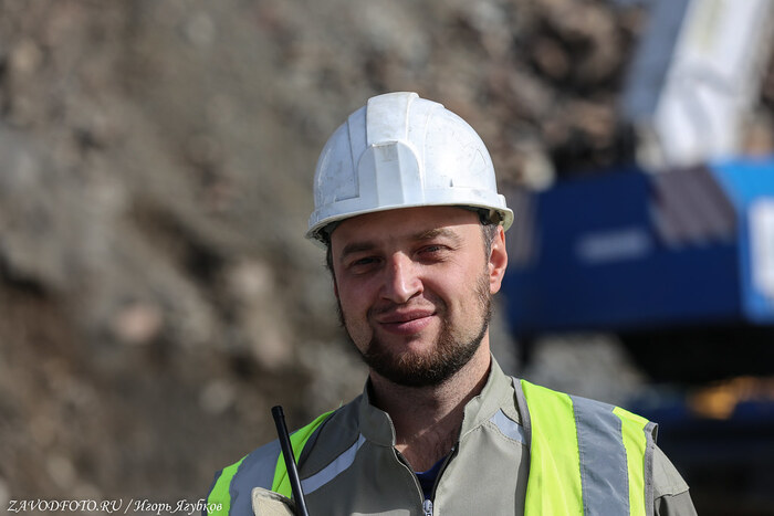 Из серии «Именно они делают Россию великой» / снято мной на Обогатительной фабрике «Правоурмийское» (Русолово) в Хабаровском крае