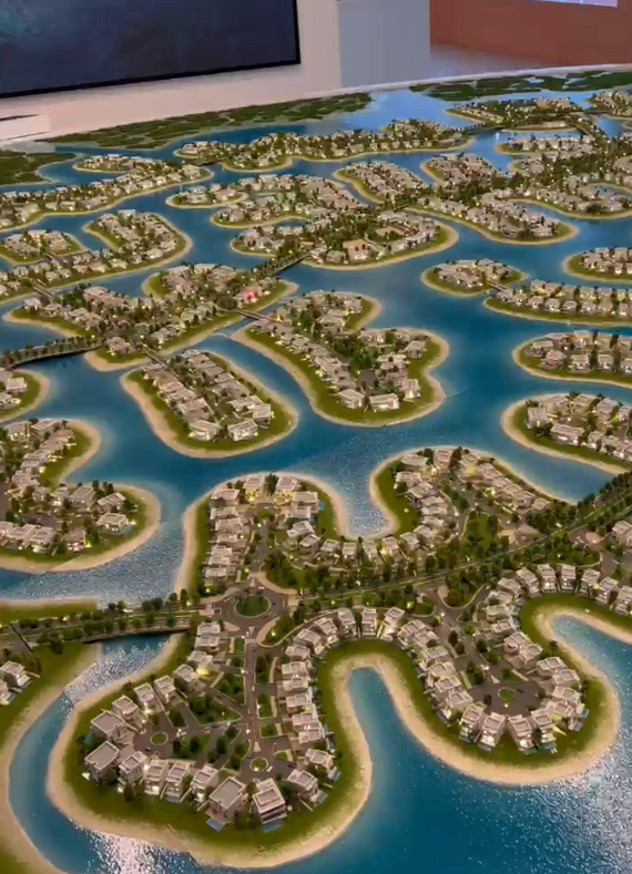 Много островов и извилистая береговая линия с пляжем