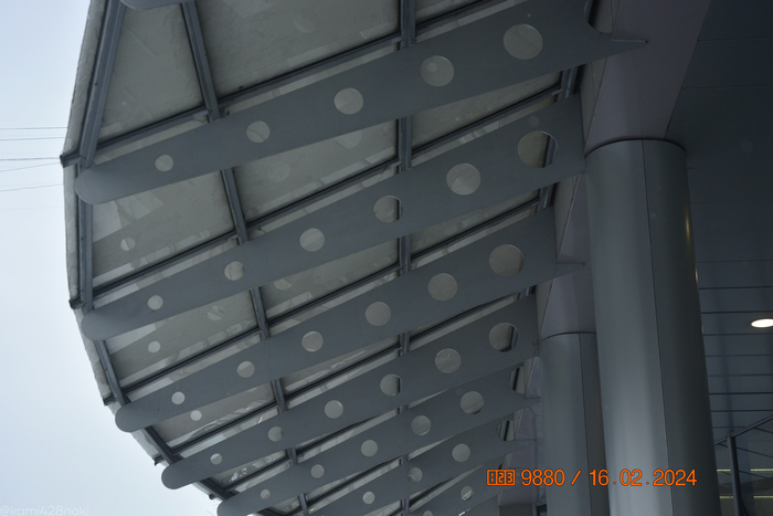 Не менее интересный козырёк местного офиса Сбербанка...