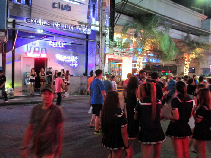 Девульки зазывают клиентов на Волкинге. Патайя, Таиланд.