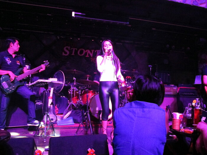 Певица из клуба The Stones House, Патайя, Таиланд.