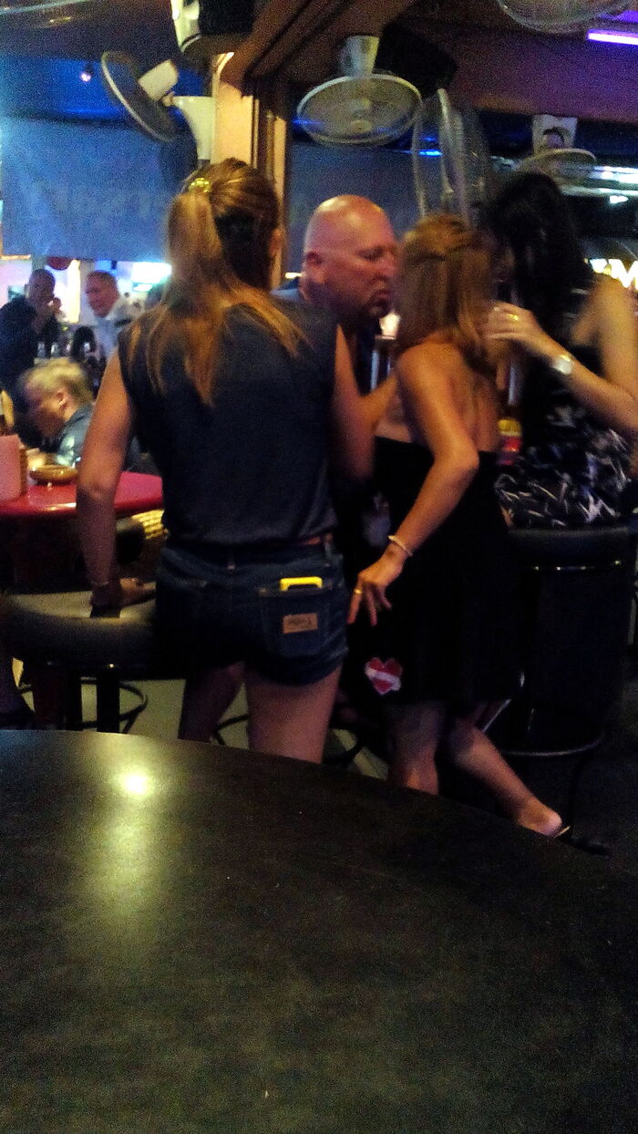 ..и утащили его к себе в берлогу.