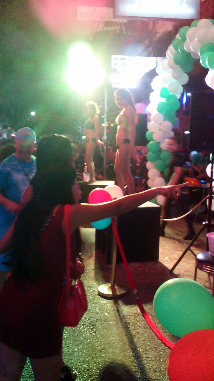 Кинешь мячик - девочка упадёт в бочку.