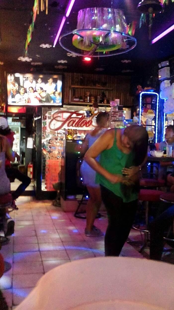 Поддатые ракетницы (русские пакетницы) разносят танцпол в широко известном в узких кругах Тату-баре. Волкинг, Паттайя, Таиланд.