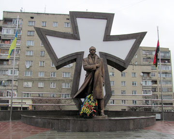 Памятник Степану Бандере, прислужнику Адольфа Гитлера, открыт в Ивано-Франковске на Европейской площади в 2009 году к 100-летию со дня его рождения...