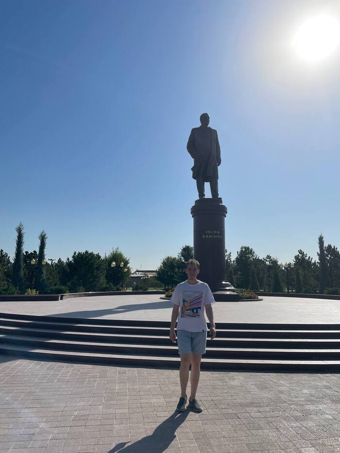Первый президент Узбекистана стойко стоит под жарящим солнечным диском, а турист на его фоне просто растекается как плавленный сырок