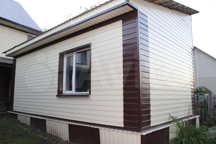 Построили небольшой домик на участке (впихнули). Планировалось, что сюда переедут жить родители жены.