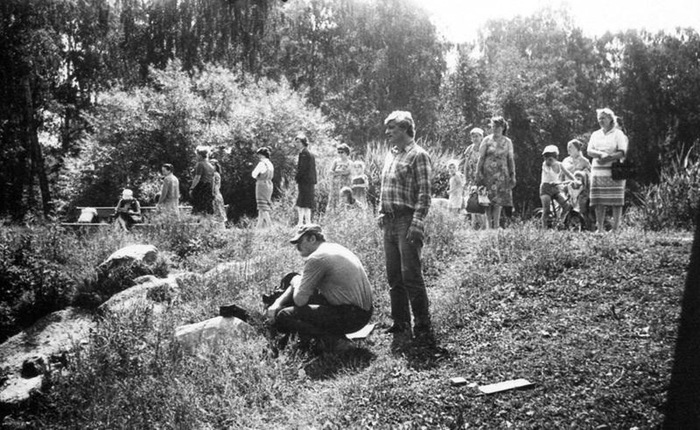 Зеваки наблюдающие за съемкой